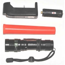 Latarka policyjna sygnalizacyjna wojskowa taktyczna ładowalna akumulatorowa nasadka czerwona POLICE 10000W